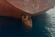 LA IMPRESIONANTE IMAGEN QUE MUESTRA A TRES MIGRANTES QUE VIAJARON 11 DÍAS EN LA PALA DEL TIMÓN DE UN PETROLERO PARA LLEGAR A ESPAÑA