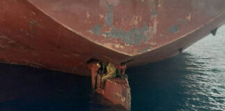 LA IMPRESIONANTE IMAGEN QUE MUESTRA A TRES MIGRANTES QUE VIAJARON 11 DÍAS EN LA PALA DEL TIMÓN DE UN PETROLERO PARA LLEGAR A ESPAÑA