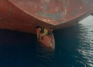 LA IMPRESIONANTE IMAGEN QUE MUESTRA A TRES MIGRANTES QUE VIAJARON 11 DÍAS EN LA PALA DEL TIMÓN DE UN PETROLERO PARA LLEGAR A ESPAÑA