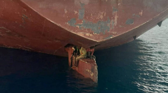 LA IMPRESIONANTE IMAGEN QUE MUESTRA A TRES MIGRANTES QUE VIAJARON 11 DÍAS EN LA PALA DEL TIMÓN DE UN PETROLERO PARA LLEGAR A ESPAÑA