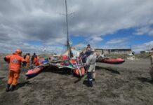 ADELANTO – QUEDÓ VARADO EL TRIMARÁN RUSO EN LA ZONA DE LA MARGEN SUR EN RÍO GRANDE