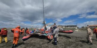 ADELANTO – QUEDÓ VARADO EL TRIMARÁN RUSO EN LA ZONA DE LA MARGEN SUR EN RÍO GRANDE