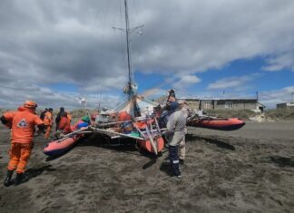 ADELANTO – QUEDÓ VARADO EL TRIMARÁN RUSO EN LA ZONA DE LA MARGEN SUR EN RÍO GRANDE