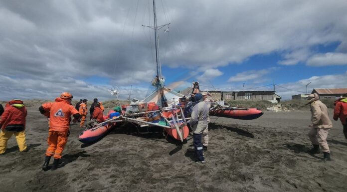ADELANTO – QUEDÓ VARADO EL TRIMARÁN RUSO EN LA ZONA DE LA MARGEN SUR EN RÍO GRANDE