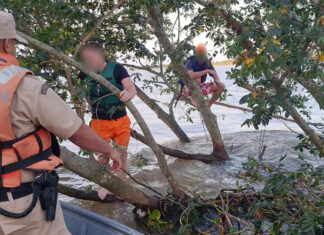 CORRIENTES – PREFECTURA RESCATÓ A DOS HOMBRES ATRAPADOS EN EL RÍO PARANÁ