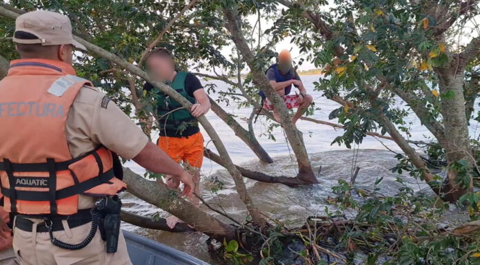 CORRIENTES – PREFECTURA RESCATÓ A DOS HOMBRES ATRAPADOS EN EL RÍO PARANÁ