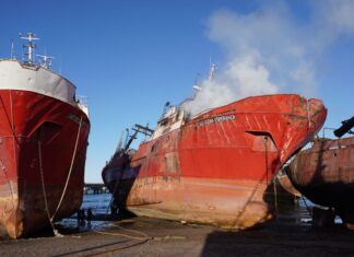 PUERTO MADRYN – SEGUIRÁN DESGUANZANDO EL CEMENTERIO DE BARCOS