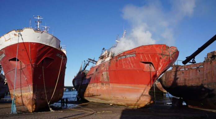 PUERTO MADRYN – SEGUIRÁN DESGUANZANDO EL CEMENTERIO DE BARCOS