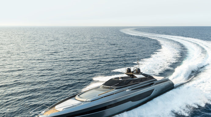 RIVA 76´BAHAMAS SUPER: RESTYLING DEL ICÓNICO YATE OPEN Y COUPÉ DEL ASTILLERO FERRETTI