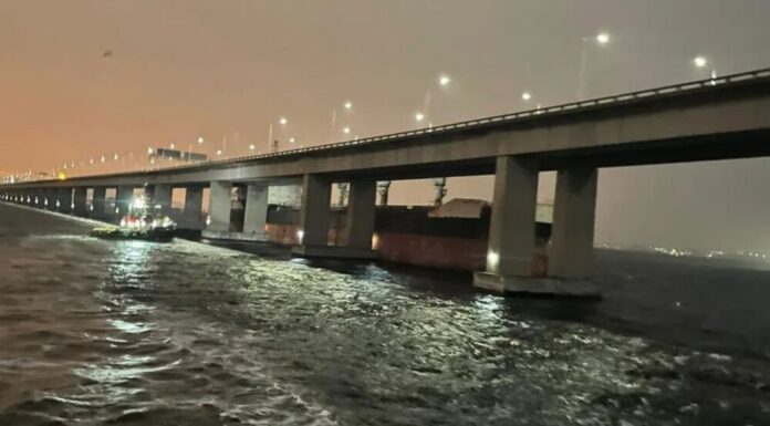 UN GRAN BARCO A LA DERIVA IMPACTA CONTRA EL PRINCIPAL PUENTE DE RÍO DE JANEIRO