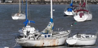 PASÓ SEMANAS A LA DERIVA, LO RESCATARON POR LAS MALVINAS Y ESTÁ FONDEADO EN EL PUERTO DEL BUCEO HACE 14 AÑOS: LA HISTORIA DEL VELERO ARGENTINO “KUENDA”