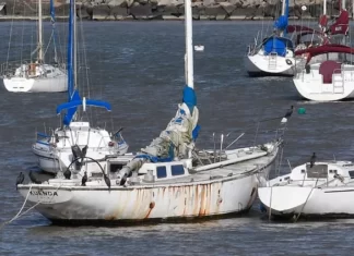 PASÓ SEMANAS A LA DERIVA, LO RESCATARON POR LAS MALVINAS Y ESTÁ FONDEADO EN EL PUERTO DEL BUCEO HACE 14 AÑOS: LA HISTORIA DEL VELERO ARGENTINO “KUENDA”