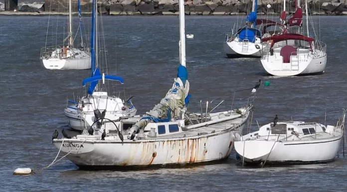 PASÓ SEMANAS A LA DERIVA, LO RESCATARON POR LAS MALVINAS Y ESTÁ FONDEADO EN EL PUERTO DEL BUCEO HACE 14 AÑOS: LA HISTORIA DEL VELERO ARGENTINO “KUENDA”