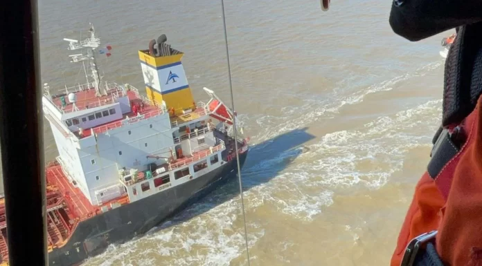 EMERGENCIA EN EL RÍO DE LA PLATA: PREFECTURA AERO EVACUÓ DE URGENCIA AL CAPITÁN DE UN BUQUE CON UN ACCIDENTE CEREBRO VASCULAR