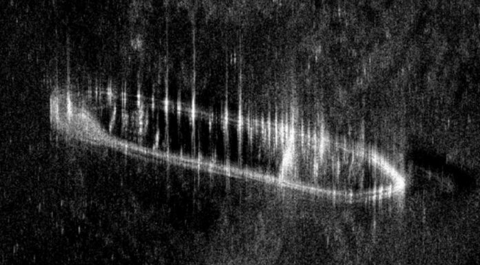 DESCUBREN UN BARCO MEDIEVAL QUE PODRÍA TENER HASTA 700 AÑOS HUNDIDO EN EL LAGO MAYOR DE NORUEGA