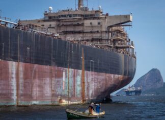 EL TÓXICO CEMENTERIO DE BARCOS ABANDONADOS EN BRASIL
