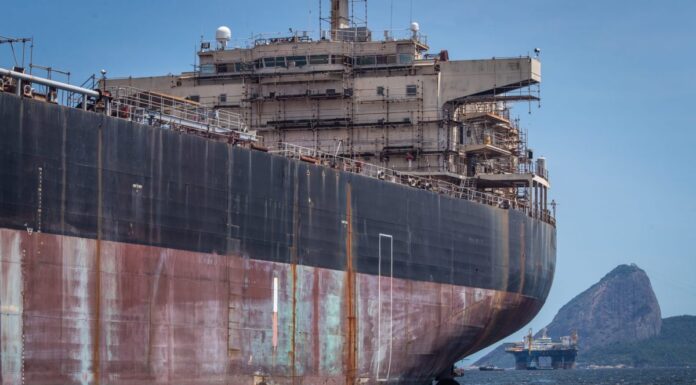 EL TÓXICO CEMENTERIO DE BARCOS ABANDONADOS EN BRASIL