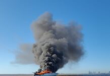 SE INCENDIÓ UN YATE EN EL RÍO DE LA PLATA
