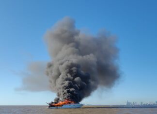 SE INCENDIÓ UN YATE EN EL RÍO DE LA PLATA