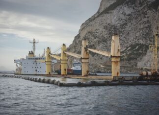 OPERACIÓN “OS35”: CÓMO RESCATAR UN GIGANTE DE 40.288 TONELADAS VARADO A LA SOMBRA DE GIBRALTAR