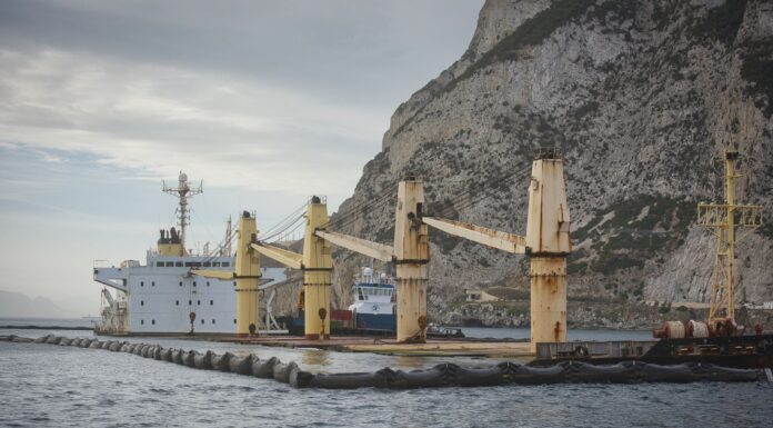 OPERACIÓN “OS35”: CÓMO RESCATAR UN GIGANTE DE 40.288 TONELADAS VARADO A LA SOMBRA DE GIBRALTAR
