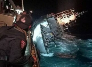 UN BARCO DE GUERRA TAILANDÉS SE HUNDE POR UN FALLO EN EL MOTOR CON 33 MARINOS A BORDO TRAS UNA FUERTE TORMENTA