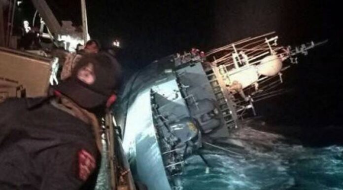 UN BARCO DE GUERRA TAILANDÉS SE HUNDE POR UN FALLO EN EL MOTOR CON 33 MARINOS A BORDO TRAS UNA FUERTE TORMENTA