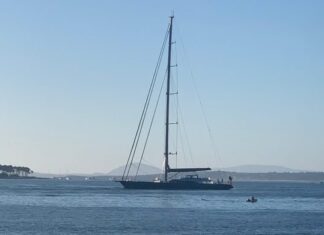 UN SUPER VELERO DE PERINI NAVI DE 60 METROS AMARRÓ EN PUNTA DEL ESTE