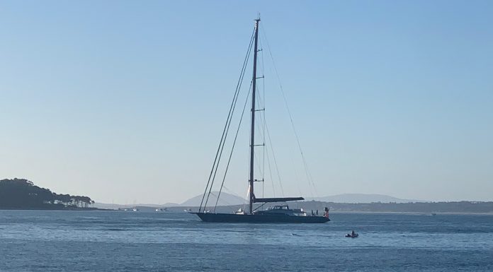 UN SUPER VELERO DE PERINI NAVI DE 60 METROS AMARRÓ EN PUNTA DEL ESTE