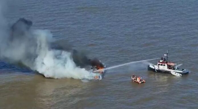 SE HUNDIÓ EL YATE DE 57 PIES QUE SE INCENDIÓ HOY EN EL RÍO DE LA PLATA
