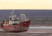 SAN ANTONIO OESTE: RESCATARON A UNA PAREJA QUE ESTUVO 4 HORAS EN EL MAR TRAS EL NAUFRAGIO DE SU VELERO
