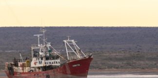 SAN ANTONIO OESTE: RESCATARON A UNA PAREJA QUE ESTUVO 4 HORAS EN EL MAR TRAS EL NAUFRAGIO DE SU VELERO