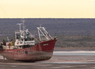 SAN ANTONIO OESTE: RESCATARON A UNA PAREJA QUE ESTUVO 4 HORAS EN EL MAR TRAS EL NAUFRAGIO DE SU VELERO