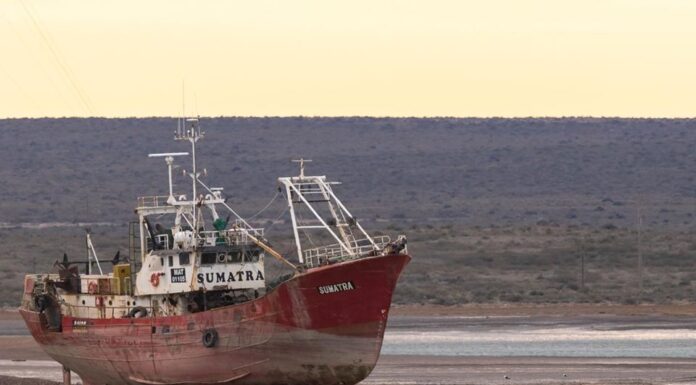 SAN ANTONIO OESTE: RESCATARON A UNA PAREJA QUE ESTUVO 4 HORAS EN EL MAR TRAS EL NAUFRAGIO DE SU VELERO