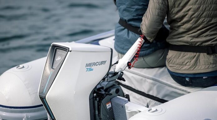 BRUNSWICK LANZA MOTOR FUERA DE BORDA Y BARCOS ELÉCTRICOS EN EL CES