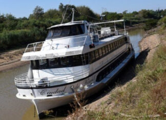 POR LA BAJANTE, EL BARCO CIUDAD DE ROSARIO NO FUNCIONA DESDE HACE CASI 3 AÑOS