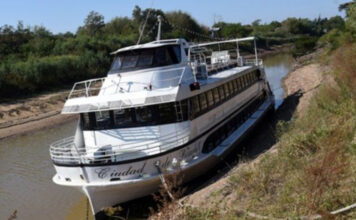 POR LA BAJANTE, EL BARCO CIUDAD DE ROSARIO NO FUNCIONA DESDE HACE CASI 3 AÑOS