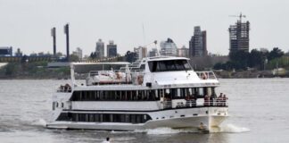 EL BARCO CIUDAD DE ROSARIO SE PREPARA PARA VOLVER A NAVEGAR DESDE LA TERMINAL FLUVIAL
