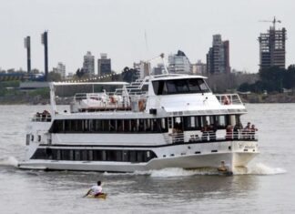 EL BARCO CIUDAD DE ROSARIO SE PREPARA PARA VOLVER A NAVEGAR DESDE LA TERMINAL FLUVIAL