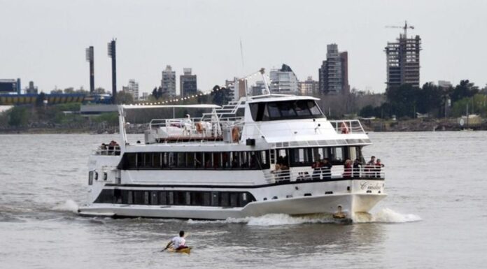 EL BARCO CIUDAD DE ROSARIO SE PREPARA PARA VOLVER A NAVEGAR DESDE LA TERMINAL FLUVIAL