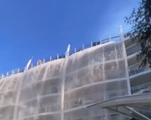 VIDEO – UNA BRUSCA MANIOBRA PROVOCA EL DESBORDE DE LA PISCINA SUPERIOR DEL CRUCERO “HARMONY OF THE SEAS”