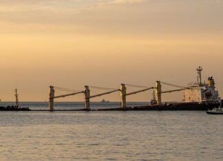 Llegan activos especializados a Gibraltar para remover restos de naufragio