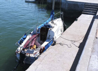 RESCATE EN LA ISLA GORRITI: EL VIENTO EMPUJÓ UN VELERO A LAS ROCAS Y FUE REMOLCADO