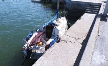 RESCATE EN LA ISLA GORRITI: EL VIENTO EMPUJÓ UN VELERO A LAS ROCAS Y FUE REMOLCADO