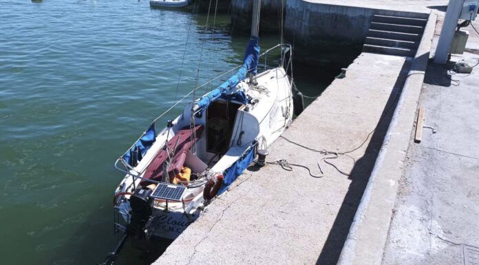 RESCATE EN LA ISLA GORRITI: EL VIENTO EMPUJÓ UN VELERO A LAS ROCAS Y FUE REMOLCADO