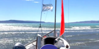 ENCONTRARON UN VELERO ABANDONADO EN LA COSTA DEL LAGO ARGENTINO