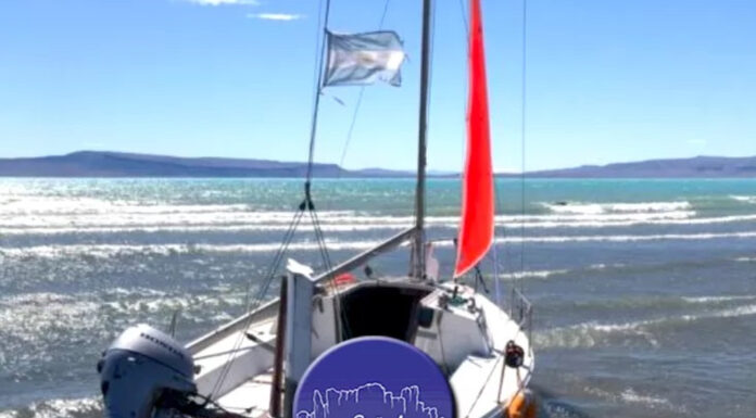 ENCONTRARON UN VELERO ABANDONADO EN LA COSTA DEL LAGO ARGENTINO