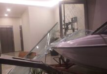 POSADAS – DAÑOS EN UN EDIFICIO POR EL CHOQUE DE UNA LANCHA QUE SE DESPRENDIÓ DE UNA CAMIONETA EN UNA AVENIDA CÉNTRICA
