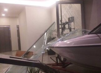 POSADAS – DAÑOS EN UN EDIFICIO POR EL CHOQUE DE UNA LANCHA QUE SE DESPRENDIÓ DE UNA CAMIONETA EN UNA AVENIDA CÉNTRICA