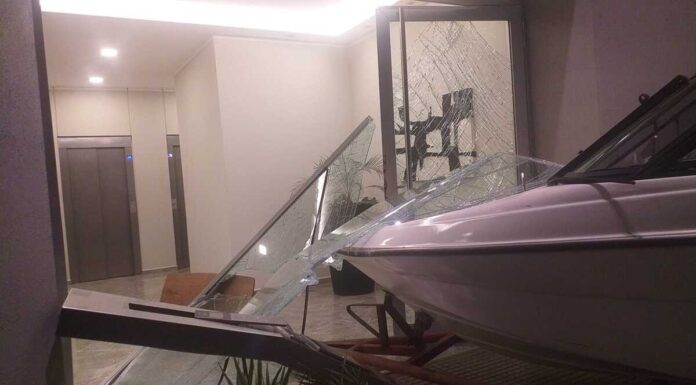 POSADAS – DAÑOS EN UN EDIFICIO POR EL CHOQUE DE UNA LANCHA QUE SE DESPRENDIÓ DE UNA CAMIONETA EN UNA AVENIDA CÉNTRICA